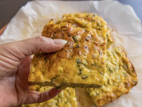 Lezzetli ve sağlıklı süzme peynirli kabaklı kiş. Bu altın fırınlanmış yemek bir kahvaltı ya da hafif bir öğle yemeği için mükemmel.