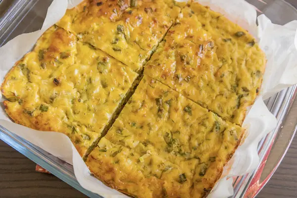 Lezzetli ve sağlıklı süzme peynirli kabaklı kiş. Bu altın fırınlanmış yemek bir kahvaltı ya da hafif bir öğle yemeği için mükemmel.