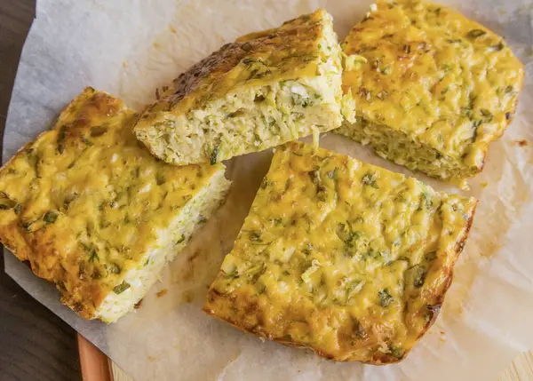 Lezzetli ve sağlıklı süzme peynirli kabaklı kiş. Bu altın fırınlanmış yemek bir kahvaltı ya da hafif bir öğle yemeği için mükemmel.