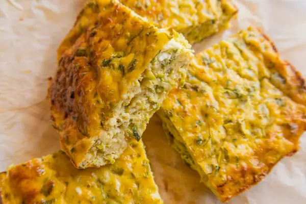 Lezzetli ve sağlıklı süzme peynirli kabaklı kiş. Bu altın fırınlanmış yemek bir kahvaltı ya da hafif bir öğle yemeği için mükemmel.