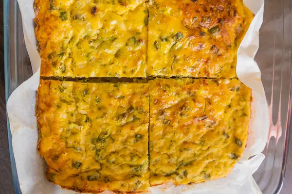 Lezzetli ve sağlıklı süzme peynirli kabaklı kiş. Bu altın fırınlanmış yemek bir kahvaltı ya da hafif bir öğle yemeği için mükemmel.