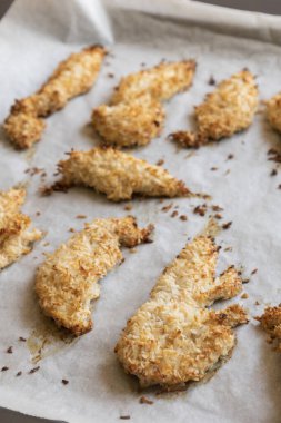  Hindistancevizi parçalarıyla kaplı fırında tavuk filetosu. Tropik aromalı yemek, çıtır çıtır, zengin lezzet akşam yemeği için mükemmel yemek.