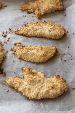  Hindistancevizi parçalarıyla kaplı fırında tavuk filetosu. Tropik aromalı yemek, çıtır çıtır, zengin lezzet akşam yemeği için mükemmel yemek.