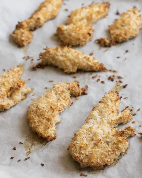  Hindistancevizi parçalarıyla kaplı fırında tavuk filetosu. Tropik aromalı yemek, çıtır çıtır, zengin lezzet akşam yemeği için mükemmel yemek.