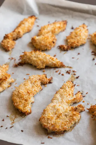  Hindistancevizi parçalarıyla kaplı fırında tavuk filetosu. Tropik aromalı yemek, çıtır çıtır, zengin lezzet akşam yemeği için mükemmel yemek.