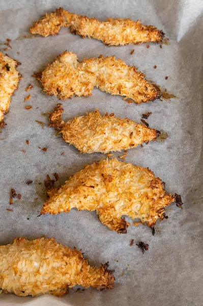  Hindistancevizi parçalarıyla kaplı fırında tavuk filetosu. Tropik aromalı yemek, çıtır çıtır, zengin lezzet akşam yemeği için mükemmel yemek.