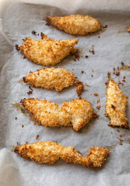  Hindistancevizi parçalarıyla kaplı fırında tavuk filetosu. Tropik aromalı yemek, çıtır çıtır, zengin lezzet akşam yemeği için mükemmel yemek.