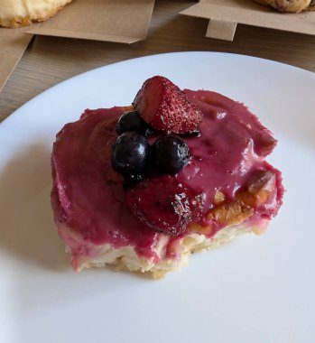 Pişmiş ahududulu tarçınlı rulo, meyveli tatlı hamur işi..