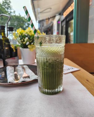 Ispanaklı ve elmalı yeşil sağlıklı meyve suyu bardakta..