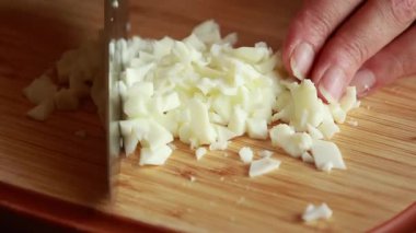  Kadınların elleri kaynamış yumurtaların beyazlarını tahta kesme tahtasıyla kesiyor.