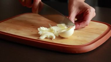  Kadınların elleri kaynamış yumurtaların beyazlarını tahta kesme tahtasıyla kesiyor.