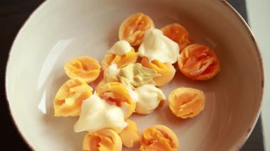 Baharatlı yumurta ambalajı için baharatlı yumurta karışımı hazırlıyorum. Basit yemek hazırlığı.