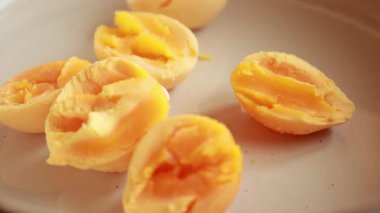 Yumurta sarısı haşlanmış yumurta yakın plan.