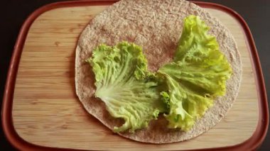 Tahta kesme tahtasının üzerinde sağlıklı bir kahvaltı için baharatlı yumurta paketleri hazırlıyorum.