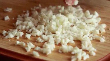 Baharatlı yumurta ambalajı için baharatlı yumurta karışımı hazırlıyorum. Basit yemek hazırlığı.