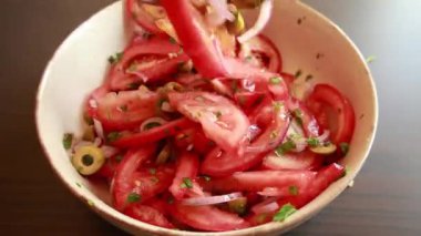 Beyaz kasede soğan zeytinli ve maydanozlu basit domates salatası hazırlıyorum.