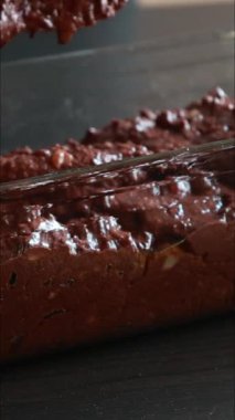 Muzlu çikolatalı ekmek hamurunun dikey görüntüsü hazır.