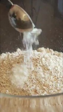 Muzlu kek ya da ekmek için kuru malzemelerin karıştırılması dikey olarak kapat