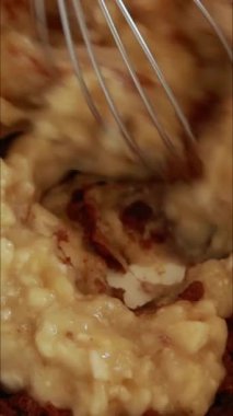 Muzlu çikolatalı kekler ya da ekmekler için karışımı dikey olarak kapat