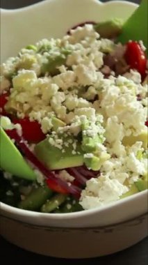 Büyük yeşil bahar salatasını kasede hazırlayıp karıştırıyorum.