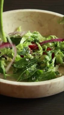 Büyük yeşil bahar salatasını kasede hazırlayıp karıştırıyorum.