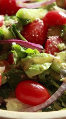 Büyük yeşil bahar salatasının dikey çekimini bir kasede yap. Taze, sağlıklı ve renkli sebze karışımı. Temiz yemek için mükemmel.