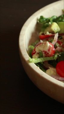 Büyük yeşil bahar salatasının dikey çekimini bir kasede yap. Taze, sağlıklı ve renkli sebze karışımı. Temiz yemek için mükemmel.