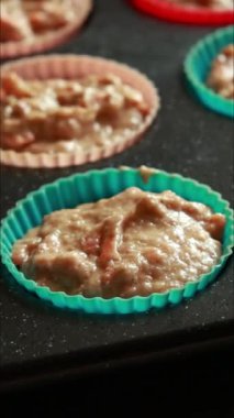 Havuç ve ananaslı çörekler tepside pişirilmeye hazır.