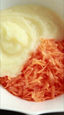 Havuç ve ananaslı çörekler için hamuru hazırlıyorum.