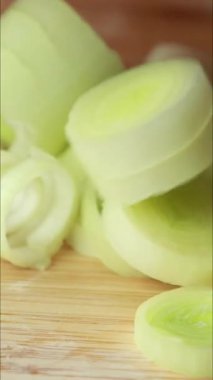 Tahta üzerinde taze pırasa kesimi dikey kesim tahtasına yakın