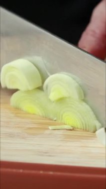 Tahta üzerinde taze pırasa kesimi dikey kesim tahtasına yakın