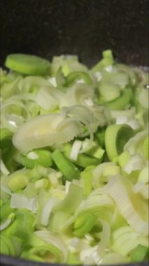 Tencerede pırasa püresi pişirir, ahşap bir kaşıkla yavaşça karıştırılır.