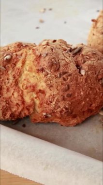 Yeni pişmiş ev yapımı tohum çörekleri dikey olarak kapanır.