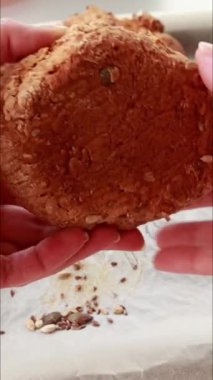 Yeni pişmiş ev yapımı tohum çörekleri dikey olarak kapanır.