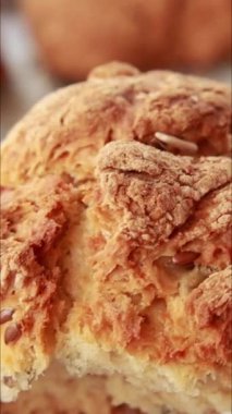 Yeni pişmiş ev yapımı tohum çörekleri dikey olarak kapanır.