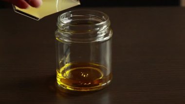 Kavanozda salata sosu yapıyorum.