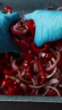 Tepside kırmızı soğan ve dolma biber kızartıp dikey videoyu kapat