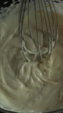 Kremalı ricotta ile ballı ve limonlu tadı cam kasede karıştırıyorum. Yakın plan.