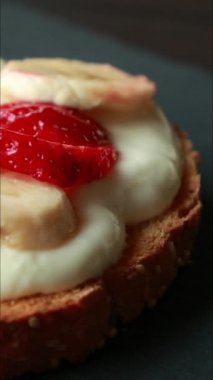 Ballı ricotta çilekli ve muz dilimli sağlıklı tost.