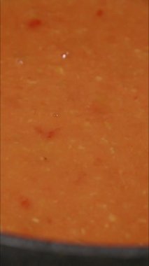 Tencerede domates ve kabak çorbası pişiriyorum.