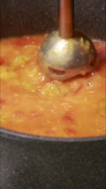 Tencerede domates ve kabak çorbası pişiriyorum.