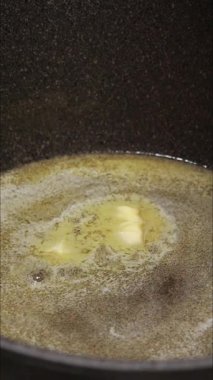 Tencerede domates ve kabak çorbası pişiriyorum.