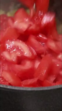 Tencerede domates ve kabak çorbası pişiriyorum.