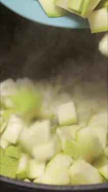 Tencerede domates ve kabak çorbası pişiriyorum.