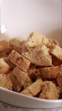 Ekmek dilimlemek ve ev yapımı kızarmış ekmekleri hazırlamak.