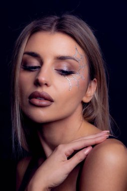 Pullardan yapılmış örümcek ağı makyaj tasarımı olan bir kadının yaratıcı yakın plan çekimi. Dramatik ve sanatsal stüdyo görünümlü cadılar bayramı konsepti