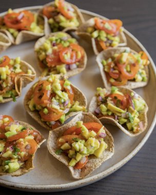 Guacamole taze parti aperatiflerini ısırır.