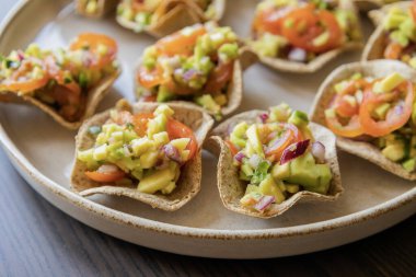 Guacamole taze parti aperatiflerini ısırır.