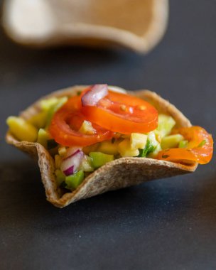 Guacamole taze parti aperatiflerini ısırır.