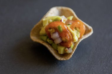 Guacamole ısırıkları taze bir parti aperatifi olarak servis edilir. Yaz etkinlikleri için mükemmel, sağlıklı atıştırma, ya da parmak yiyecek fikirleri için. Yemek blogcuları, yemek menüleri ve tarif içeriği için ideal